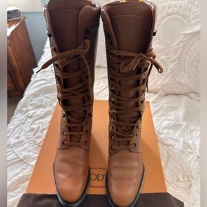 Gorgeous leather Tods lace up boots 61/2